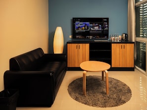 Flat-screen TV, fireplace