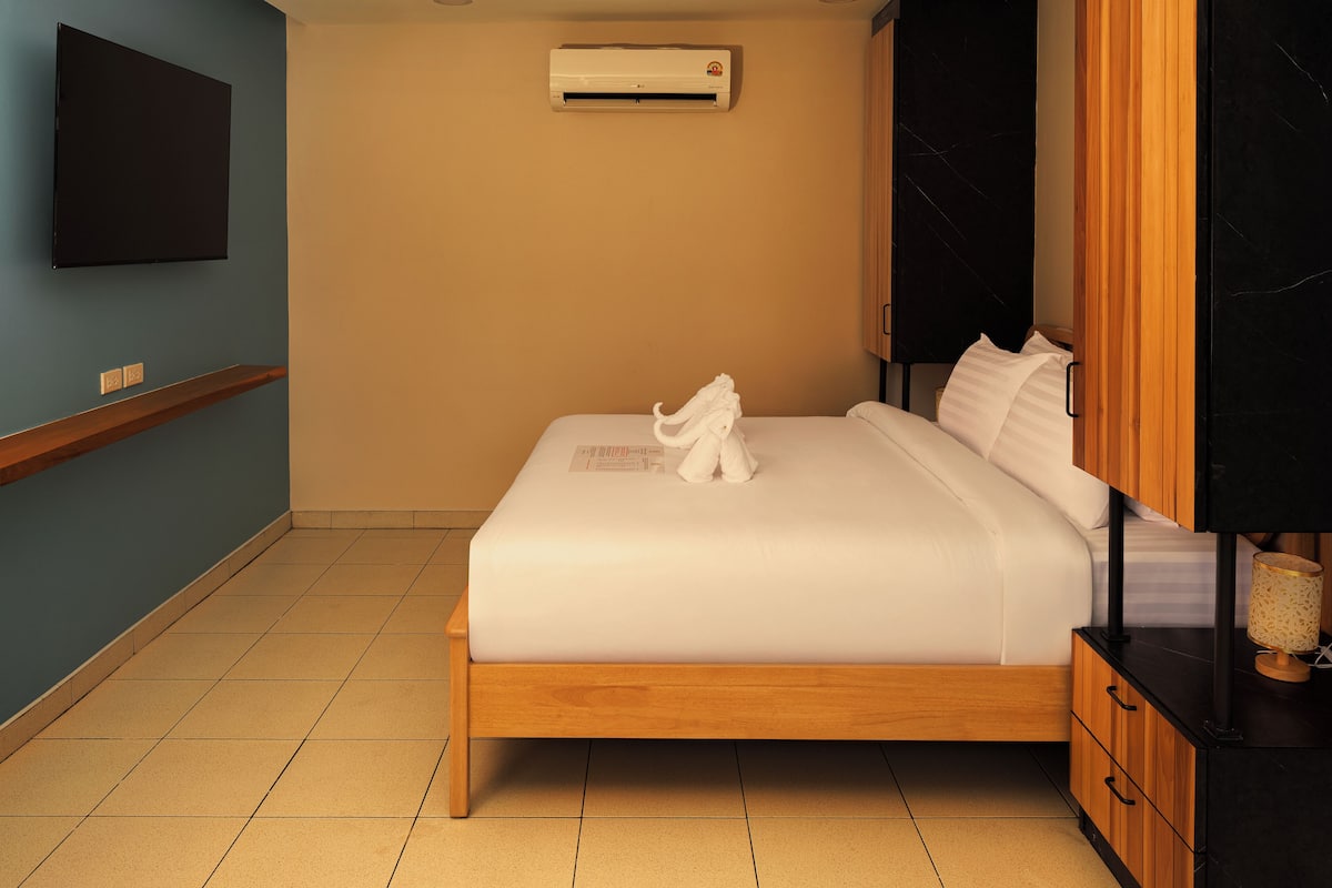 Deluxe Double Room, 1 King Bed, Garden View