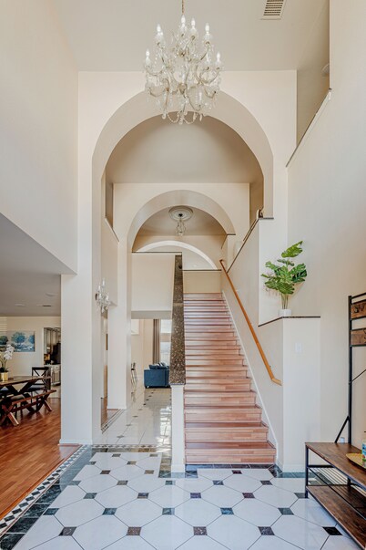 Beautiful and Very Spacious house 6 bed/3.5 baths