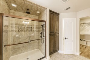 Ensemble baignoire-douche, séchoir à cheveux, serviettes fournies, savon