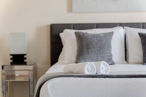 6 slaapkamers, een bureau, een strijkplank/strijkijzer, gratis wifi