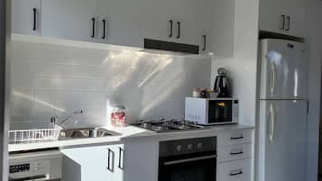 Een koelkast, een magnetron, een oven, een kookplaat
