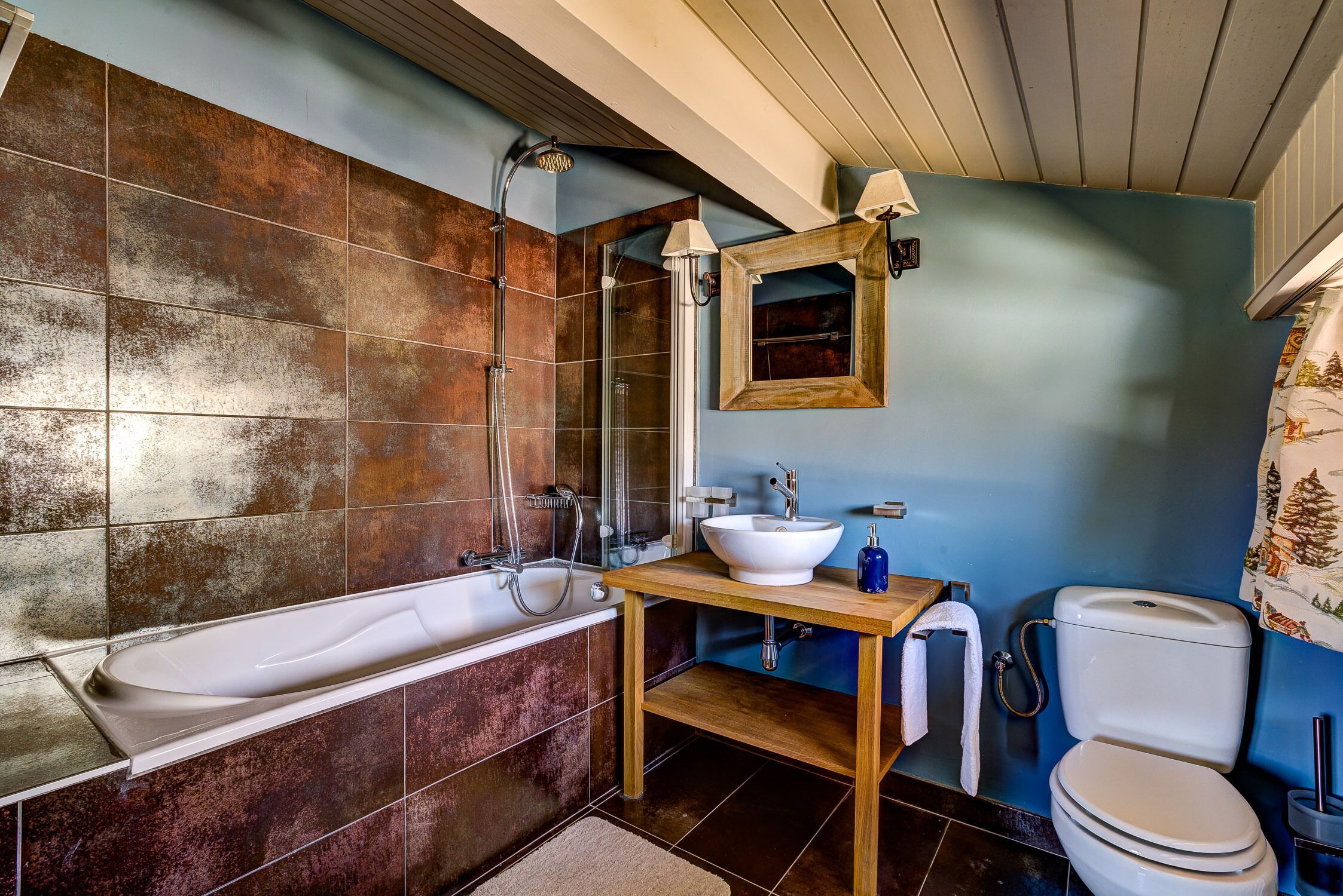 Un baño con bañera, lavamanos e inodoro.