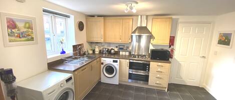 冷蔵庫、電子レンジ、オーブン、コンロ