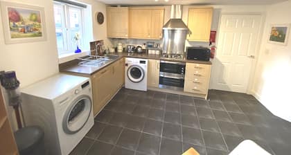 Modern & Stylish 2 Bedroom Apartment! - Ground Floor - FREE Parking for 2 Cars