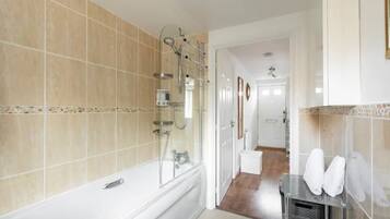 Combined shower/bathtub, hair dryer, bidet, towels