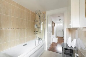 Tina con regadera, secadora de cabello, bidet, toallas