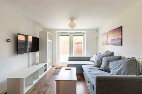 Modern & Stylish 2 Bedroom Apartment! - Ground Floor - FREE Parking for 2 Cars 