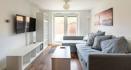 Modern & Stylish 2 Bedroom Apartment! - Ground Floor - FREE Parking for 2 Cars