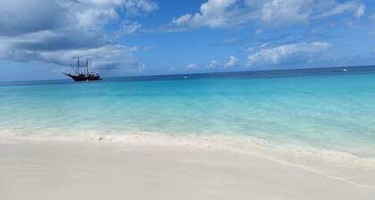 Luxury Two-bedroom Townhome in few Steps From Eagle Beach