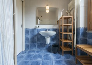 Dusche, Haartrockner, Bidet, Handtücher