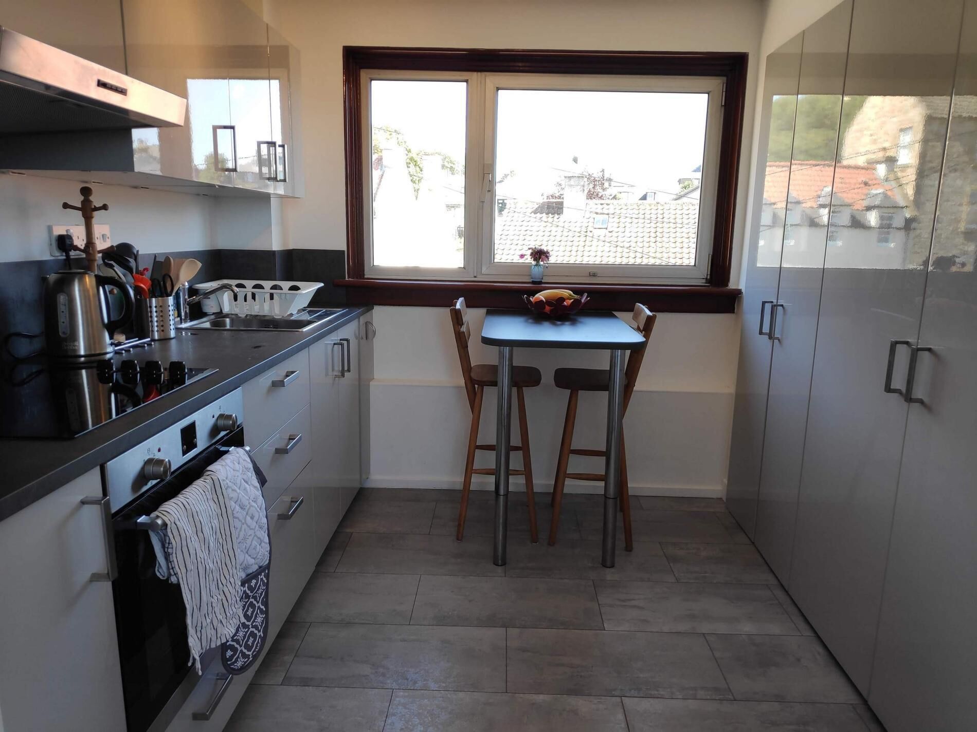 House (2 Bedrooms) | Private kitchen | Oven, electric kettle, toaster, dining tables