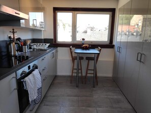 House (2 Bedrooms) | Private kitchen | Oven, electric kettle, toaster, dining tables - Lovely 2BD Flat in Picturesque Limekilns Fife (Dunfermline)