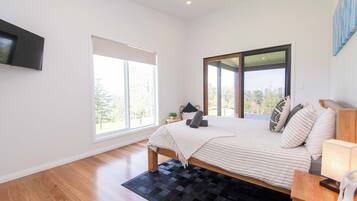3 habitaciones, muebles diferentes y tabla de planchar con plancha