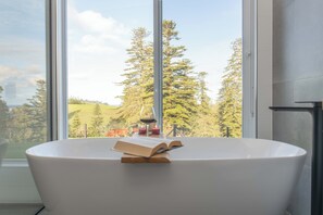 Hus | Badrum | Badkar och dusch, gratis toalettartiklar, hårtork och handdukar