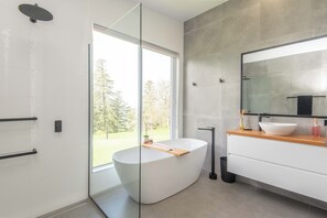 Nhà | Phòng tắm | Bồn tắm và buồng tắm vòi sen riêng, đồ dùng nhà tắm miễn phí 
