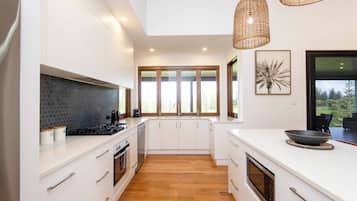 Casa | Cocina privada | Refrigerador con congelador, microondas, horno y parrilla de estufa