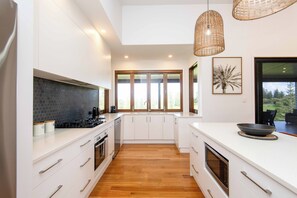 Hus | Eget kök | Stort kylskåp, mikrovågsugn, ugn och spishäll