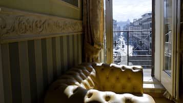 Caja de seguridad en la habitación y escritorio