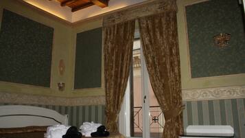 Quarto triplo luxo | Cofres nos quartos, escrivaninha, espaço de trabalho para notebook