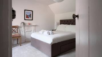 Apartment (2 Bedrooms) | 2 bedrooms, iron/ironing board, bed sheets