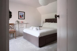 Apartment (2 Bedrooms) | 2 bedrooms, iron/ironing board, bed sheets