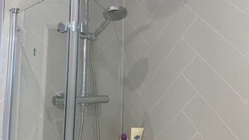 Apartment (2 Bedrooms) | Bathroom | Shower, hair dryer, towels, shampoo