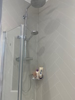 Ducha, secador de pelo, toallas, shampoo