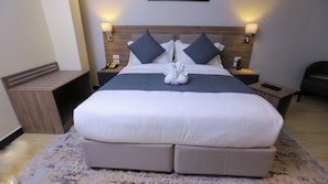 In-room safe, individually furnished, desk, laptop workspace - Triple-e Hotel and Spa (Addis Ababa)