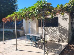 Outdoor dining - Gite le Mazet (Arles)