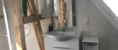 Badekar, hårtørrer, håndklæder, Sæbe