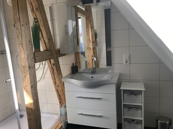 Badewanne, Haartrockner, Handt ücher, Seife