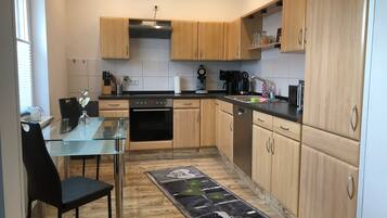 KĂŒhlschrank, Mikrowelle, Ofen, Herdplatte