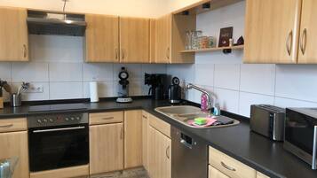 KĂŒhlschrank, Mikrowelle, Ofen, Herdplatte