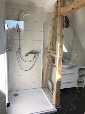 Kylpyamme, hiustenkuivaaja, pyyhkeet, saippua