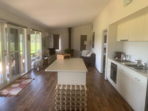 Réfrigérateur, micro-ondes, four, cafetiÚre/bouilloire