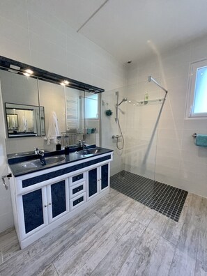 Douche, sèche-cheveux, serviettes fournies, savon
