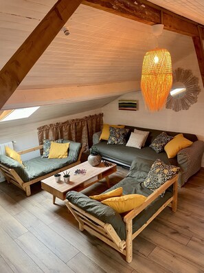 Een smart-tv en boeken