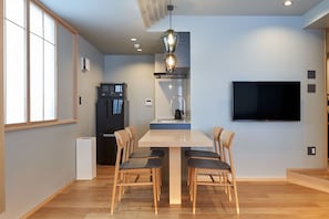 Desk, soundproofing, free WiFi - COCOSHUKU AKASAKA Premium (Tokyo)