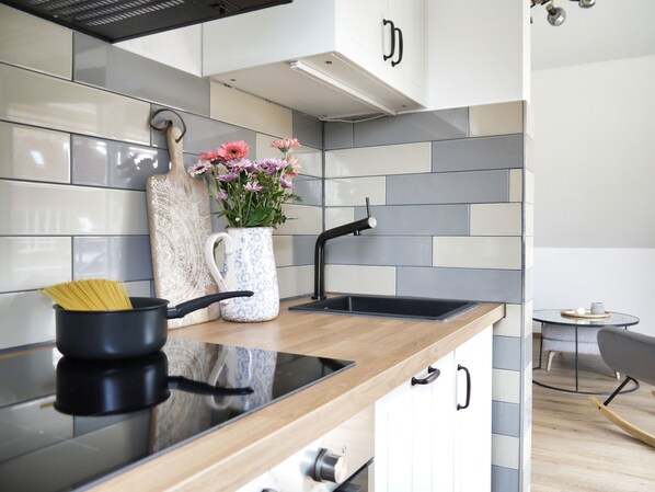 Fridge, oven, stovetop, dishwasher - Vacation apartment with balcony near the family lagoon (Büsum)