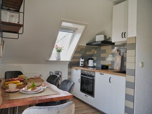 Fridge, oven, stovetop, dishwasher - Vacation apartment with balcony near the family lagoon (Büsum)