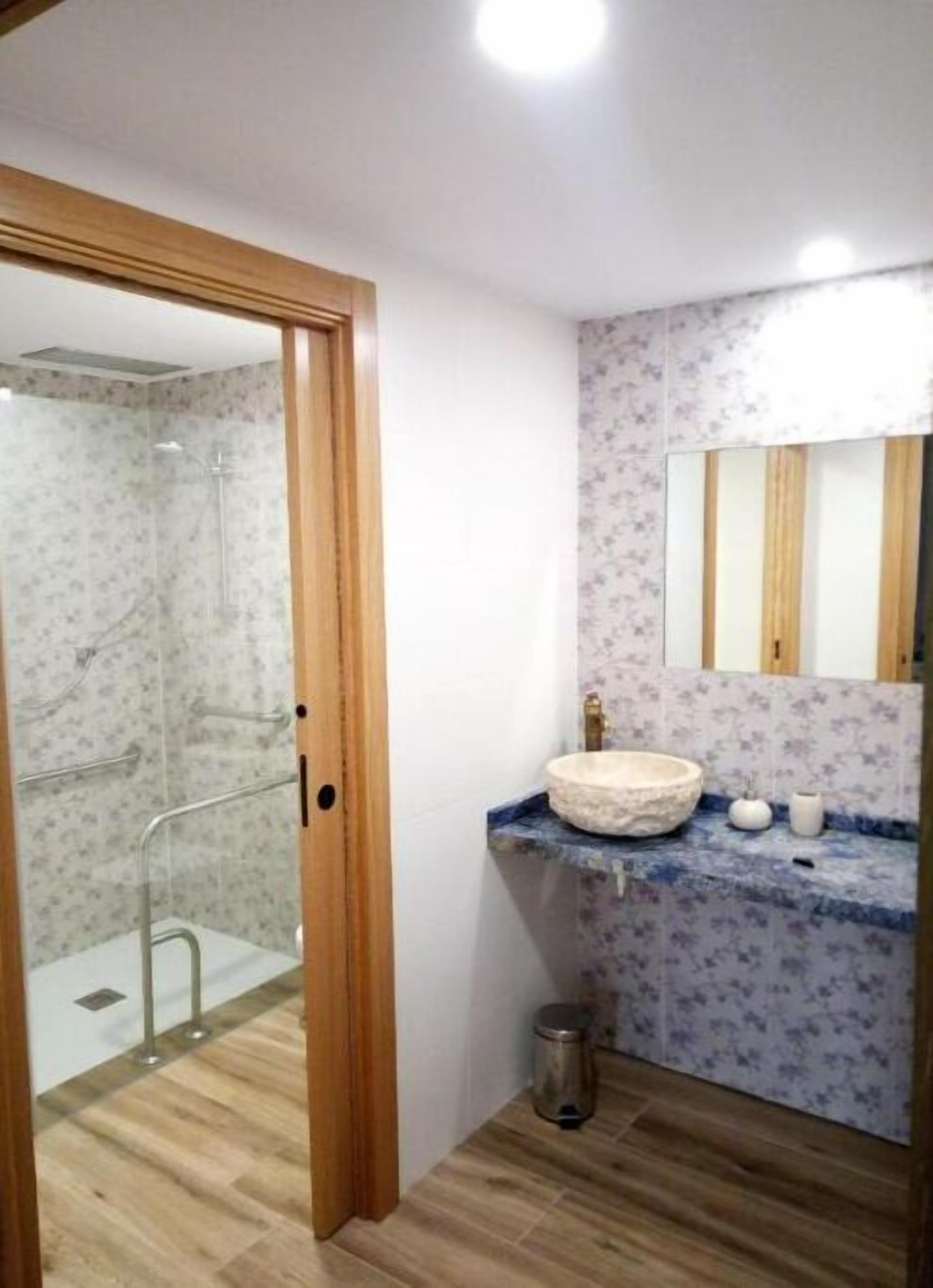 Douche, sèche-cheveux, serviettes fournies, savon