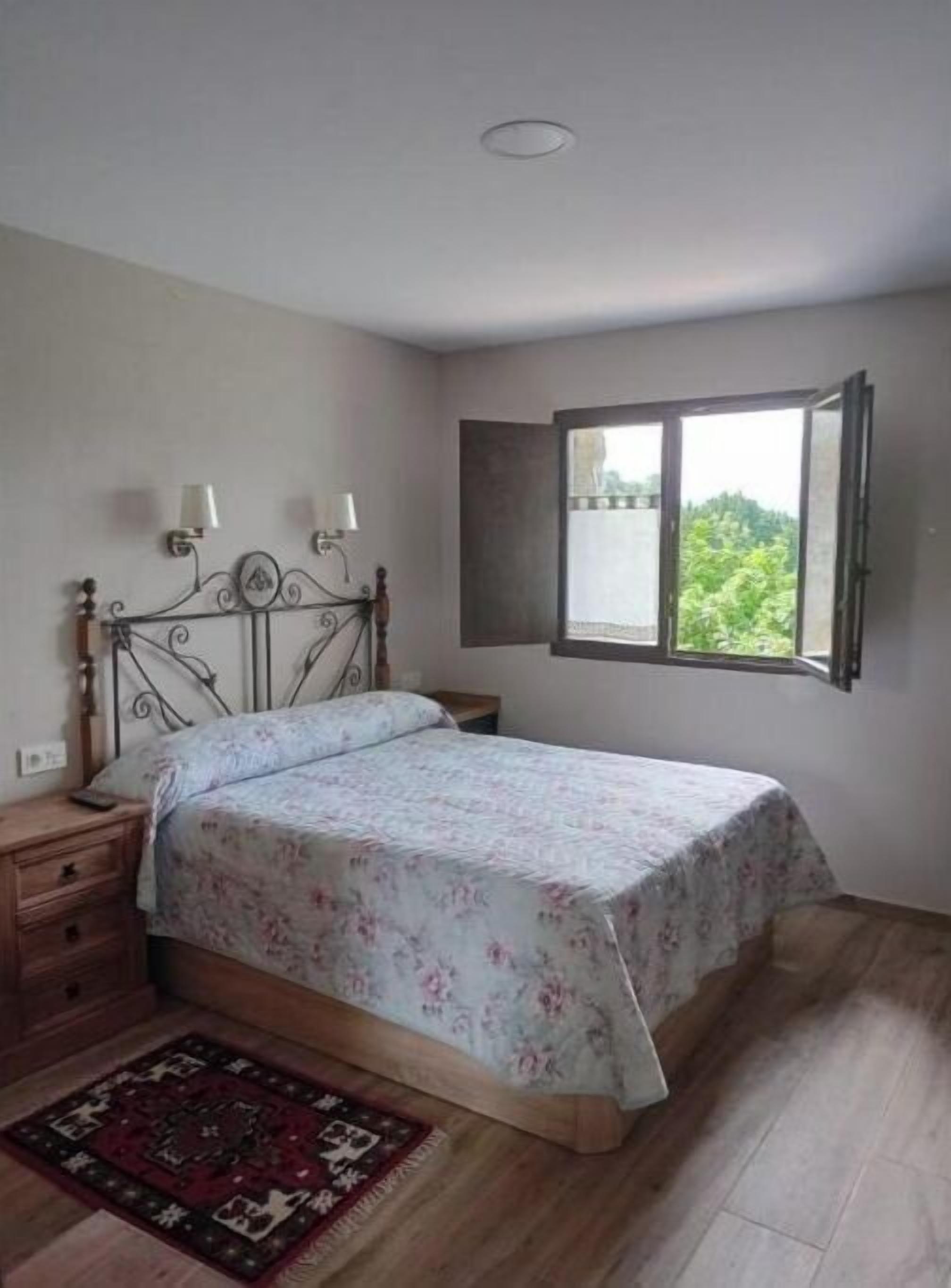 1 slaapkamer, een strijkplank/strijkijzer, gratis wifi, beddengoed