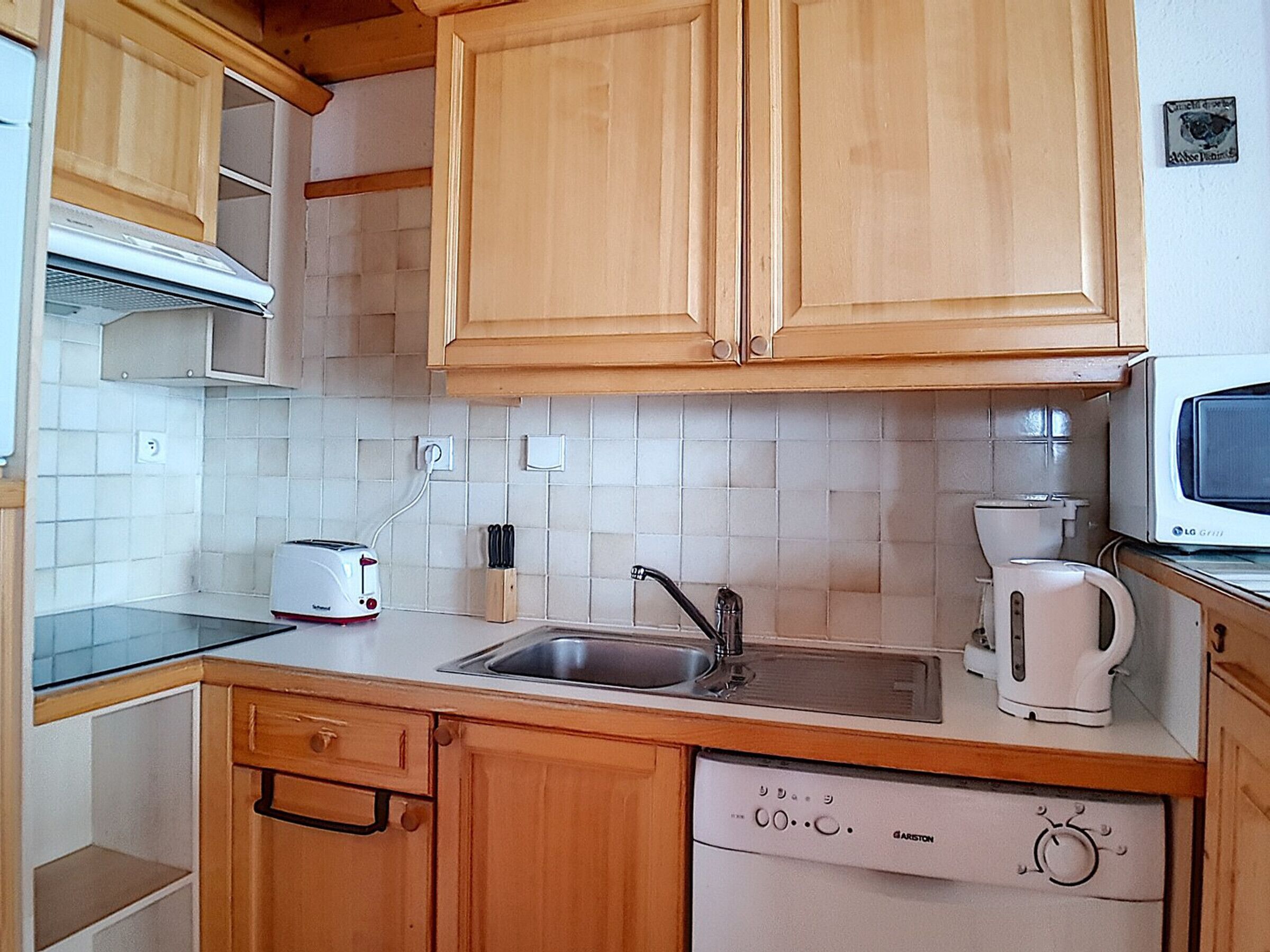 Kjøleskap, mikrobølgeovn, ovn og oppvaskmaskin