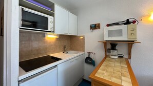 咖啡機/沖茶器、雪櫃、微波爐、爐具