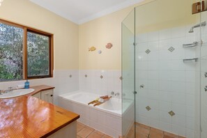 Bathtub, towels