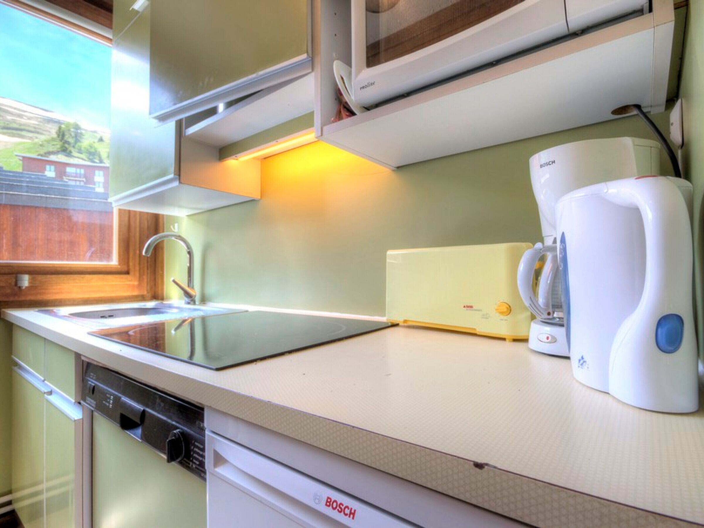 Fridge, microwave, stovetop, dishwasher