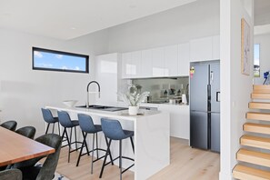 Fridge, microwave, stovetop, dishwasher - The Bay View San Remo by Ready Set Stay (San Remo)