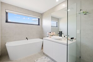 Bathtub, hair dryer - The Bay View San Remo by Ready Set Stay (San Remo)