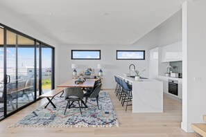 Dining - The Bay View San Remo by Ready Set Stay (San Remo)